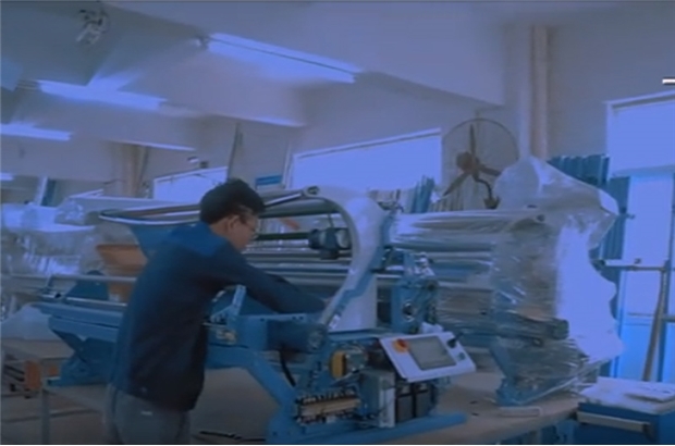 蓝莲花铺布机工厂生产线，曝光铺布机制造画面
